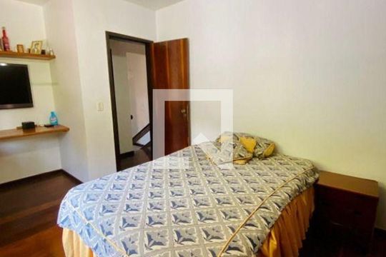 Casa à venda com 3 quartos, 400m² em Matapaca, Niterói