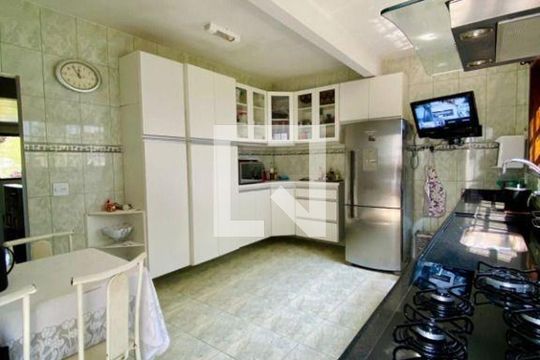 Casa à venda com 3 quartos, 400m² em Matapaca, Niterói