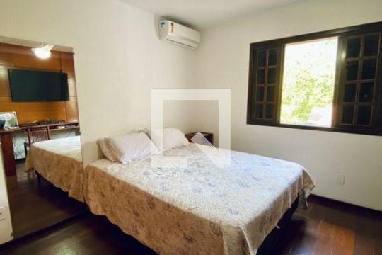Casa à venda com 3 quartos, 400m² em Matapaca, Niterói