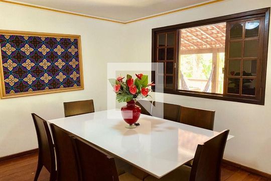 Casa à venda com 3 quartos, 400m² em Matapaca, Niterói