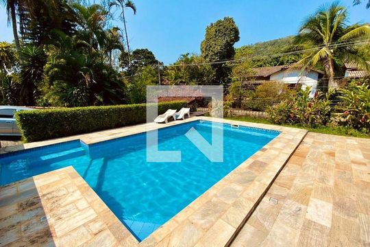 Casa à venda com 3 quartos, 400m² em Matapaca, Niterói