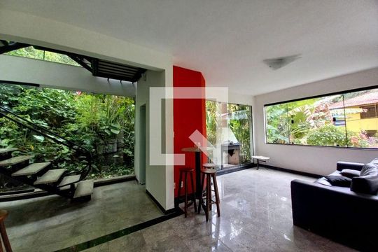 Casa à venda com 4 quartos, 253m² em Pendotiba, Niterói