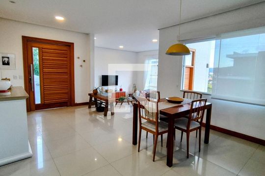 Casa à venda com 3 quartos, 216m² em Camboinhas, Niterói
