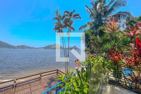 Casa à venda com 3 quartos, 180m² em São Francisco, Niterói