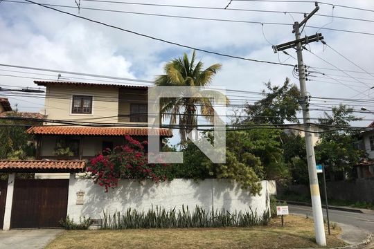 Casa à venda com 4 quartos, 315m² em Piratininga, Niterói