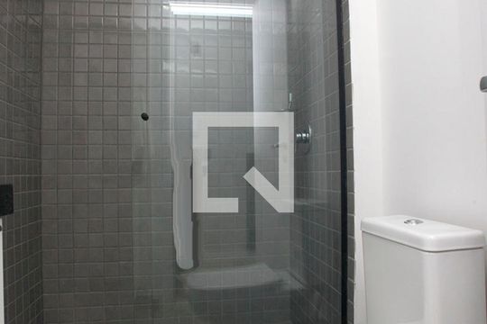 Banheiro de kitnet/studio para alugar com 1 quarto, 26m² em Centro Histórico, Porto Alegre