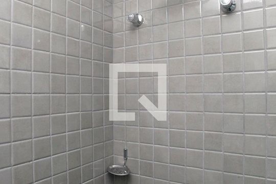 Banheiro de kitnet/studio para alugar com 1 quarto, 26m² em Centro Histórico, Porto Alegre