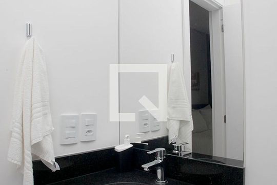 Banheiro de kitnet/studio para alugar com 1 quarto, 26m² em Centro Histórico, Porto Alegre