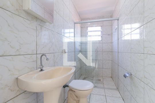 Banheiro de casa para alugar com 2 quartos, 80m² em Km 18, Osasco