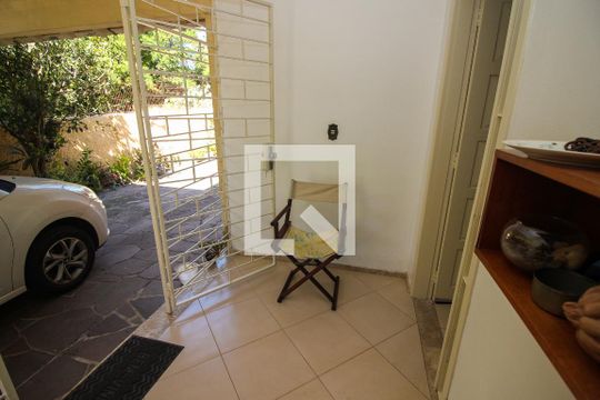 Hall de entrada de casa para alugar com 4 quartos, 220m² em Cristal, Porto Alegre