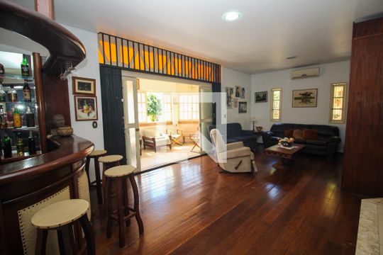 Sala de casa para alugar com 4 quartos, 220m² em Cristal, Porto Alegre