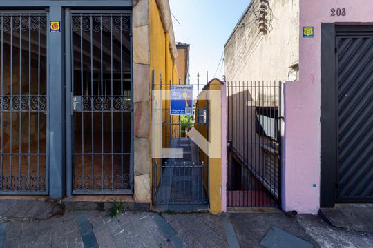 Fachada de casa para alugar com 1 quarto, 50m² em Vila Bertioga, São Paulo