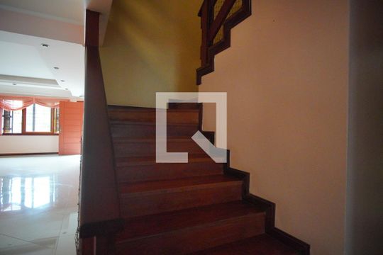 Escada - Acesso Segundo Piso de casa para alugar com 4 quartos, 370m² em Jardim Itu, Porto Alegre