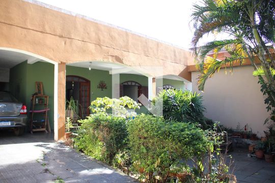 Fachada de casa à venda com 3 quartos, 200m² em Santa Helena, Contagem