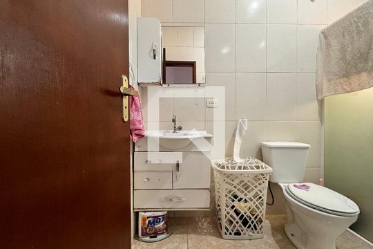 Banheiro  de casa para alugar com 2 quartos, 80m² em Parque Gerassi, Santo André