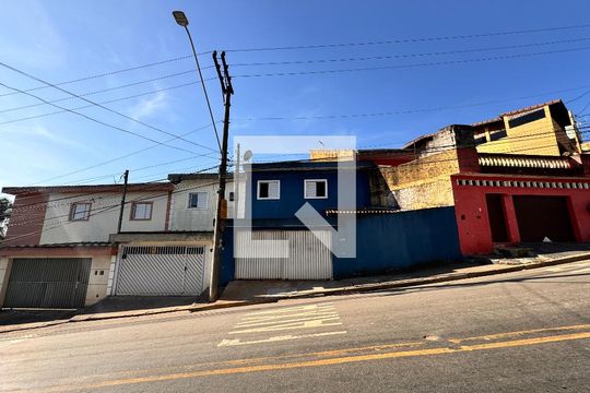 Fachada de casa para alugar com 2 quartos, 80m² em Parque Gerassi, Santo André