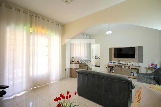 Casa à venda com 6 quartos, 240m² em Renascença, Belo Horizonte