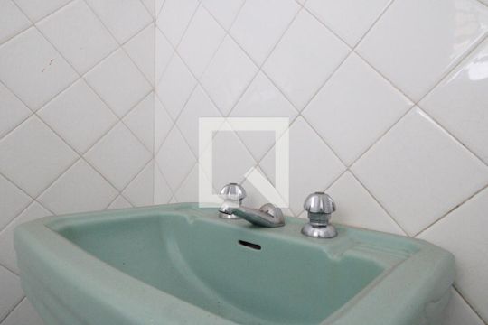 Banheiro de casa para alugar com 2 quartos, 185m² em Vila Buenos Aires, São Paulo