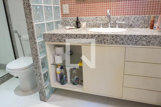banheiro Suite 1 de casa de condomínio à venda com 6 quartos, 563m² em Anil, Rio de Janeiro