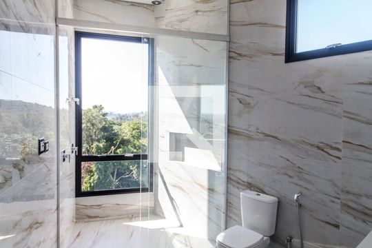 Banheiro da Suíte 1 de casa de condomínio à venda com 4 quartos, 540m² em Alphaville, Santana de Parnaíba