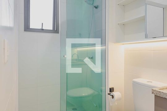 Banheiro de kitnet/studio para alugar com 1 quarto, 27m² em Pinheiros, São Paulo