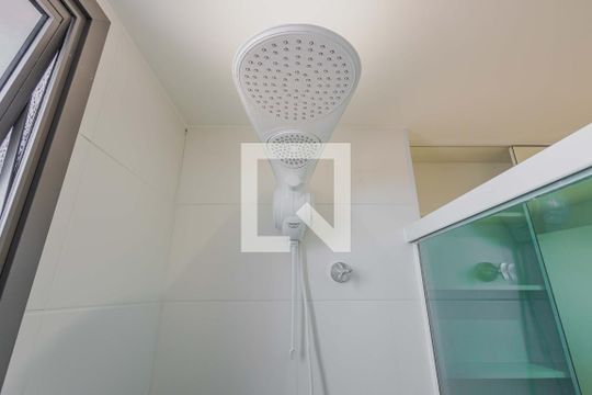 Banheiro de kitnet/studio para alugar com 1 quarto, 27m² em Pinheiros, São Paulo