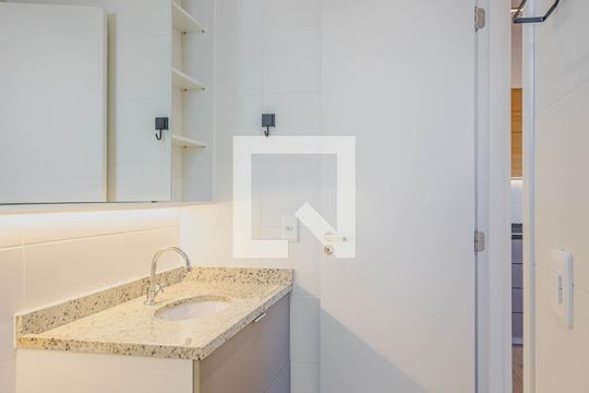 Banheiro de kitnet/studio para alugar com 1 quarto, 27m² em Pinheiros, São Paulo