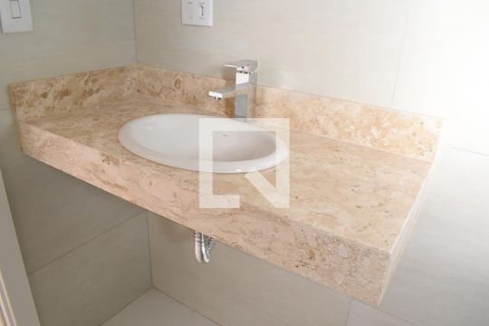 Banheiro da Suíte de casa para alugar com 3 quartos, 152m² em Xaxim, Curitiba