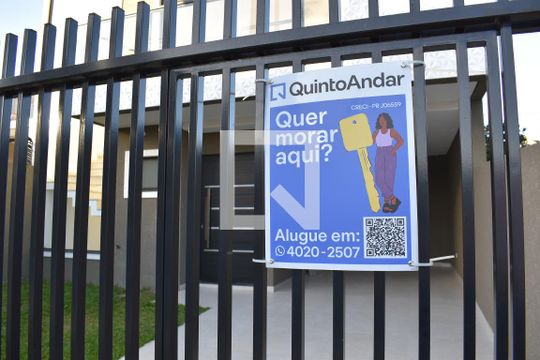 Plaquinha de casa para alugar com 3 quartos, 152m² em Xaxim, Curitiba
