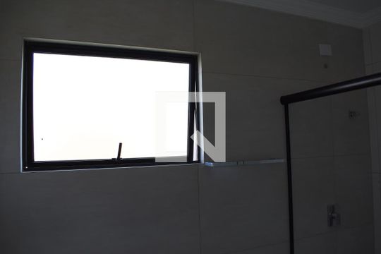 Banheiro Suíte de casa de condomínio para alugar com 3 quartos, 137m² em Xaxim, Curitiba