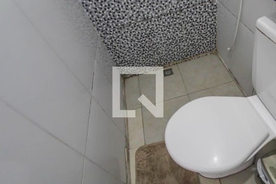Banheiro de casa de condomínio à venda com 2 quartos, 75m² em Jardim Santa Adélia, São Paulo