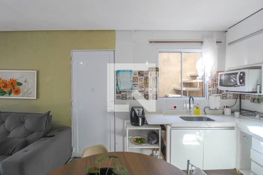 Sala de casa de condomínio à venda com 2 quartos, 75m² em Jardim Santa Adélia, São Paulo