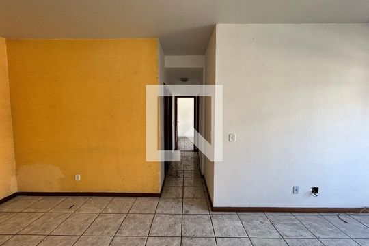 Corredor de apartamento para alugar com 3 quartos, 108m² em Irajá, Rio de Janeiro