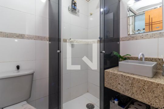 Banheiro de apartamento à venda com 2 quartos, 70m² em Vila Amélia, São Paulo