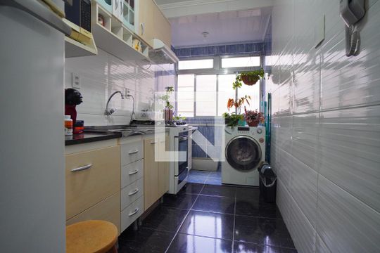 Cozinha de apartamento para alugar com 1 quarto, 42m² em Passo da Areia, Porto Alegre