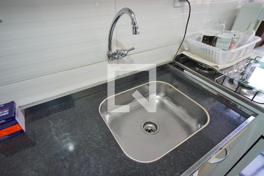 Cozinha - Torneira de apartamento para alugar com 1 quarto, 42m² em Passo da Areia, Porto Alegre