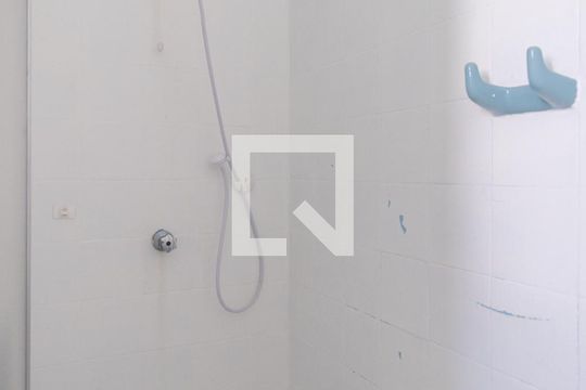 Banheiro de apartamento à venda com 2 quartos, 59m² em Azenha, Porto Alegre