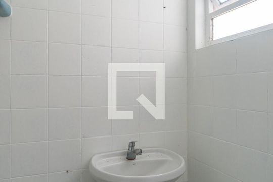 Banheiro de apartamento à venda com 2 quartos, 59m² em Azenha, Porto Alegre