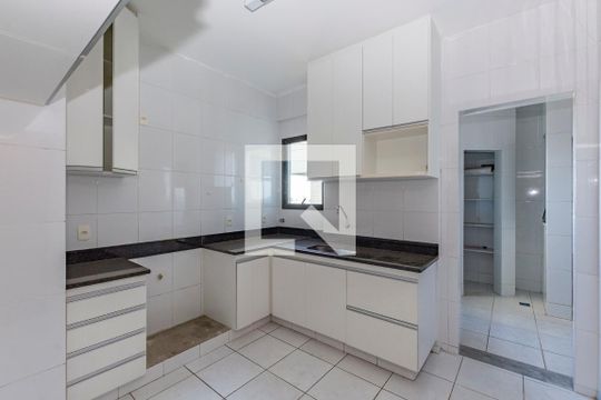 Cozinha de apartamento à venda com 3 quartos, 120m² em Nova Suíssa, Belo Horizonte