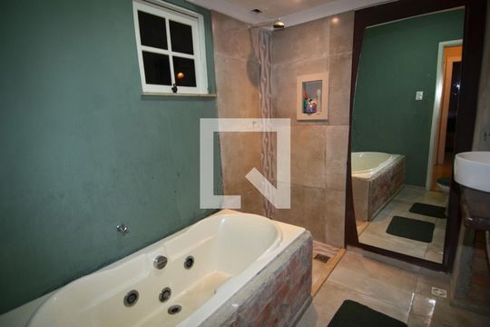 Banheiro de apartamento à venda com 3 quartos, 58m² em Olaria, Rio de Janeiro