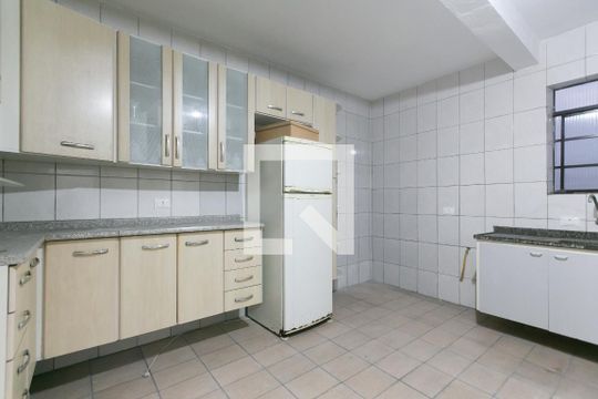 Cozinha de casa para alugar com 1 quarto, 50m² em Vila Carmosina, São Paulo