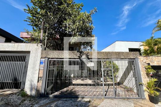Fachada de casa à venda com 4 quartos, 350m² em Mirandópolis, São Paulo