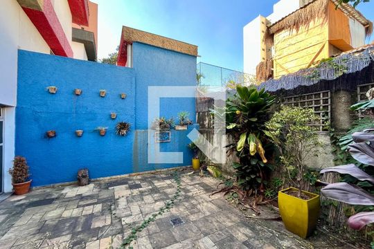 Quintal de casa à venda com 4 quartos, 350m² em Mirandópolis, São Paulo