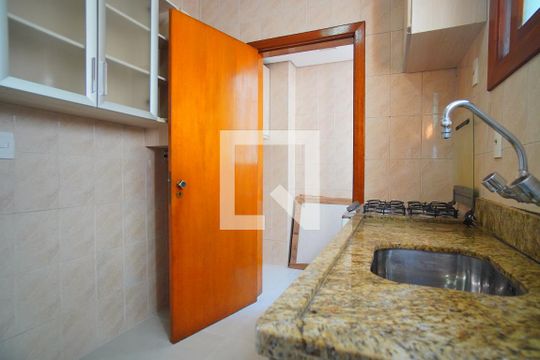 Cozinha de apartamento para alugar com 2 quartos, 65m² em Santa Cecília, Porto Alegre