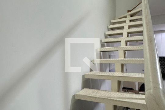 Escada de apartamento para alugar com 1 quarto, 54m² em Bethaville I, Barueri
