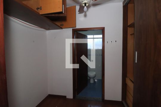 Closet de casa para alugar com 3 quartos, 240m² em Vila Carrão, São Paulo