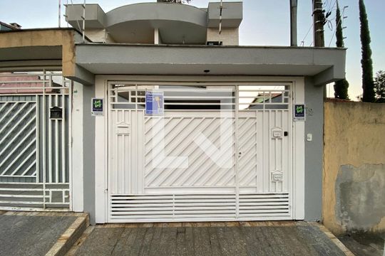 Fachada de casa para alugar com 3 quartos, 240m² em Vila Talarico, São Paulo