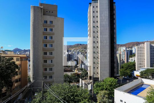 Vista de casa à venda com 8 quartos, 640m² em São Pedro, Belo Horizonte