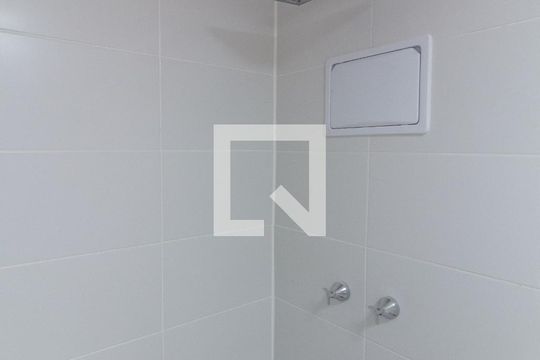 Banheiro de kitnet/studio à venda com 1 quarto, 27m² em Chácara Seis de Outubro, São Paulo