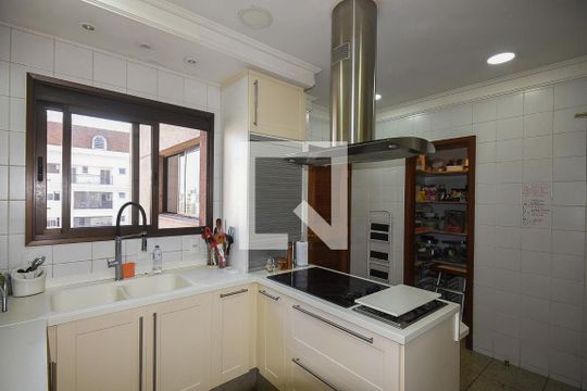 Cozinha de apartamento à venda com 3 quartos, 226m² em Vila Suzana, São Paulo